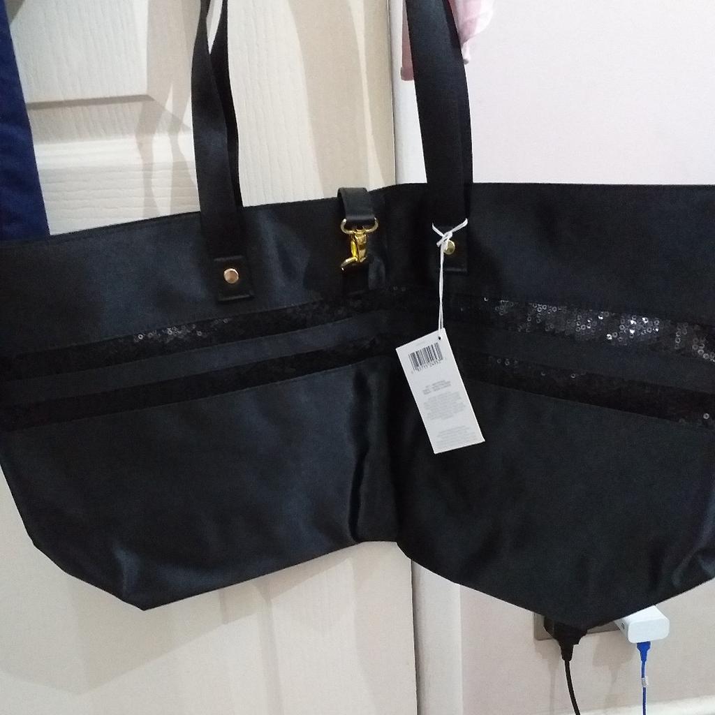 AS ABOVE BLACK LARGE LOVE FURY SHOPPER BAG..TWO LARGE HANDLES WHICH CAN GO ON U SHOULDERS. FASTENS WITH A SINGLE GOLD CLIP AT TOP..SAYS LOVE FURY ON BADGE IN GOLD EFFECT ON BACK..THIS IS BRAND NEW WITH LABELS STILL ATTACHED THIS IS CASH ON COLLECTION ONLY I DONT WONT POST COLLECTION MANSFIELD