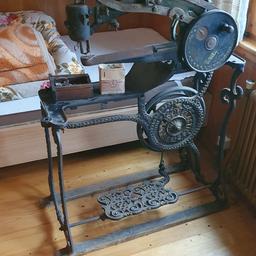 Sehr dekorative 150 Jahr alte Schustermaschine abzugeben

Derzeit ist sie nicht funktionstüchtig, laut Fachmann kann sie aber wieder repariert werden.

Die sehr schöne Schustermaschine passt z.
B. auch sehr gut in die Auslage eines Schuh- oder Kleidergeschäfts.