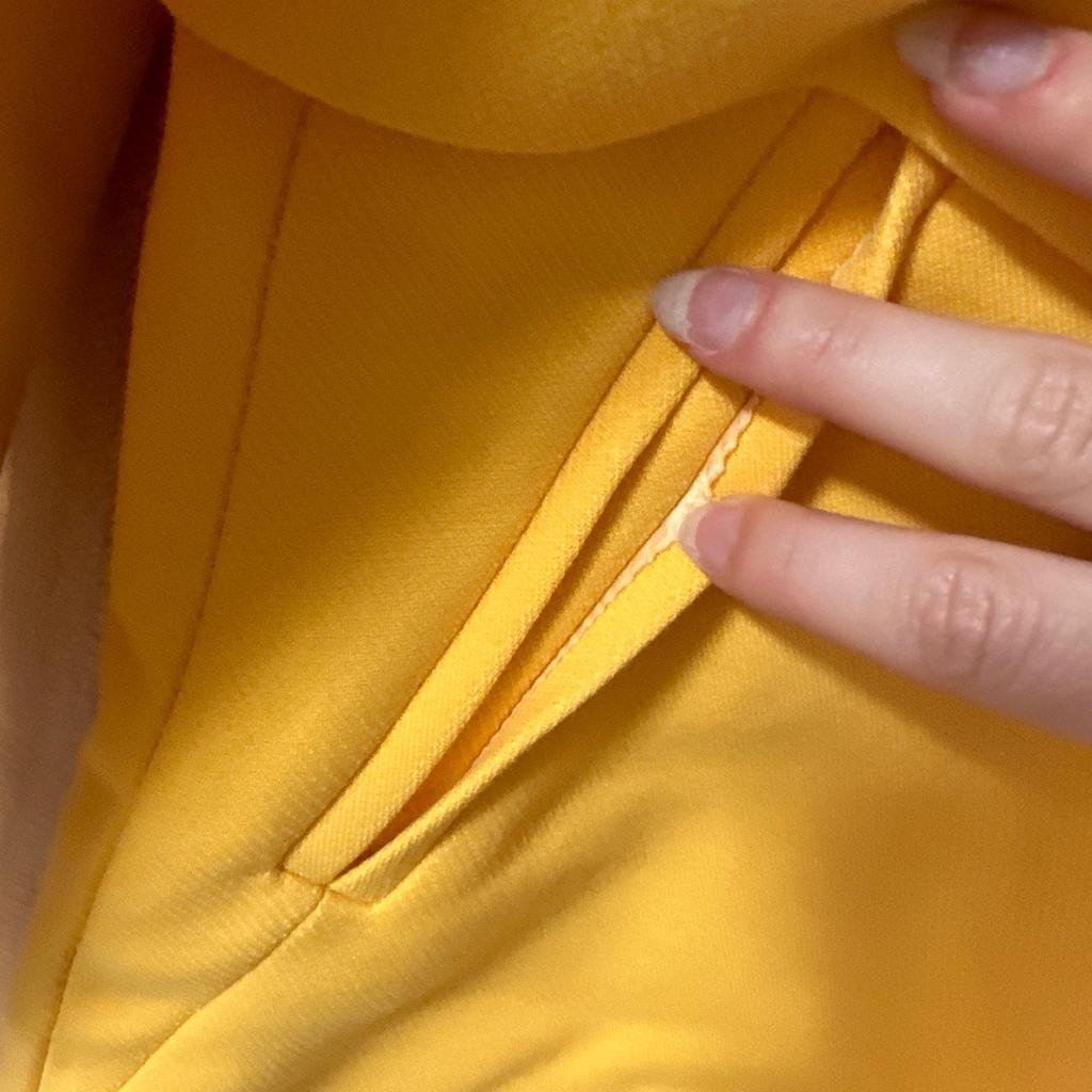 Blazer aus festem Stoff (kann somit als Mantel im Frühling verwendet werden)
Farbe: gelb
Gekauft und nie getragen - Blazer vom Mango
Neupreis ca. 70€
Größe: 36