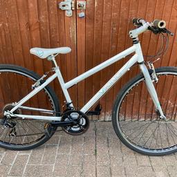 This bike has 700 wheel size and it has 21 gears.this bike has been serviced and is in good working order.the frame size is 16” inches.collection only sorry no delivery.
