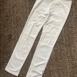 Louis Vuitton white jeans - lady’s

zips at the ankles giving the choice to wear in different style.

Front and back pockets.

Leather detail on the belt part. 

Metal LV from button. 

Size 38 as per label

Made in Italy 

Worn please note due to its white colour some colour change from brand new condition is fair to be noticed. 

Waist- approx 16 inch
Length of leg- approx 40 inch