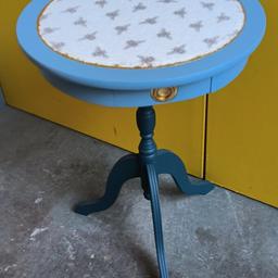 This lovely side table has been upcycled hand painted, in a light and dark blue, with real gold leaf detail and a wiperable bumblebee pattern surface. add in a bit of glamour to the room.
H: 65cm D: 45 I have reduced the price as I need the space in my workshop for new clients projects. collect only.