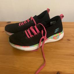 Sketchers black and pink size 3 girls. Really comfy trainers