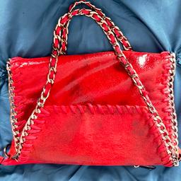 Ich verkaufe eine neue Tasche, rot Marmor mit schwarz vielfältig zu tragen als Handtasche, Umhängetasche Clutch