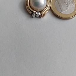 Wunderschöner Anhänger aus 585er Gold verziert mit 2 Brillanten und einer echten Perle. Es wiegt 5,85 Gramm.

Wie auf den Bildern zu sehen ist in einem sehr guten Zustand.