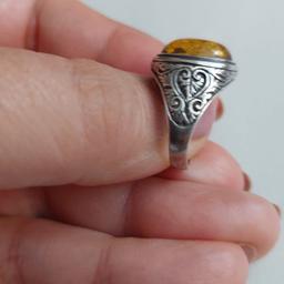 Wunderschöner Ring aus 925er Silber verziert mit einem echten Bernstein in der Größe 18.

Wie auf den Bildern zu sehen ist in einem sehr guten Zustand.