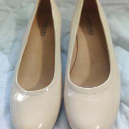 These have only been worn once to a wedding so still new. They have 1.5" heel. Very stylish and elegant. Ideal for a party or wedding. A neutral colour to go with any colour scheme outfit. Open to reasonable offers.

Can deliver for free within 2 mile radius on orders over£20.