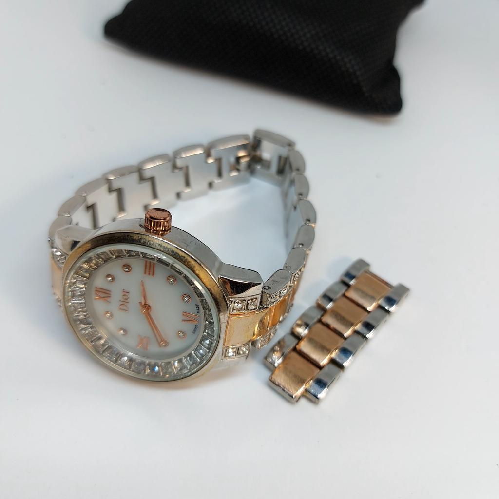 Womens watch gold and silver colour like new
need new batteries
