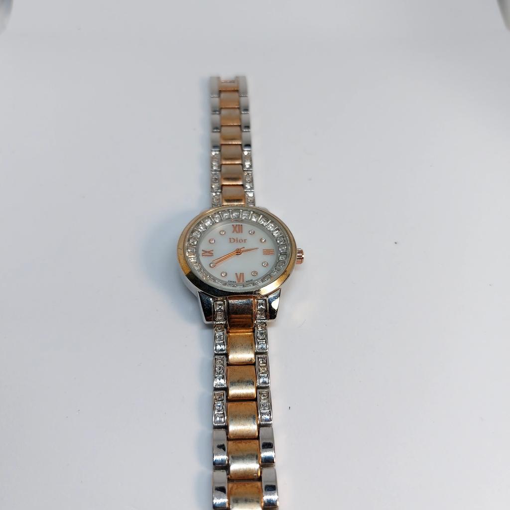 Womens watch gold and silver colour like new
need new batteries