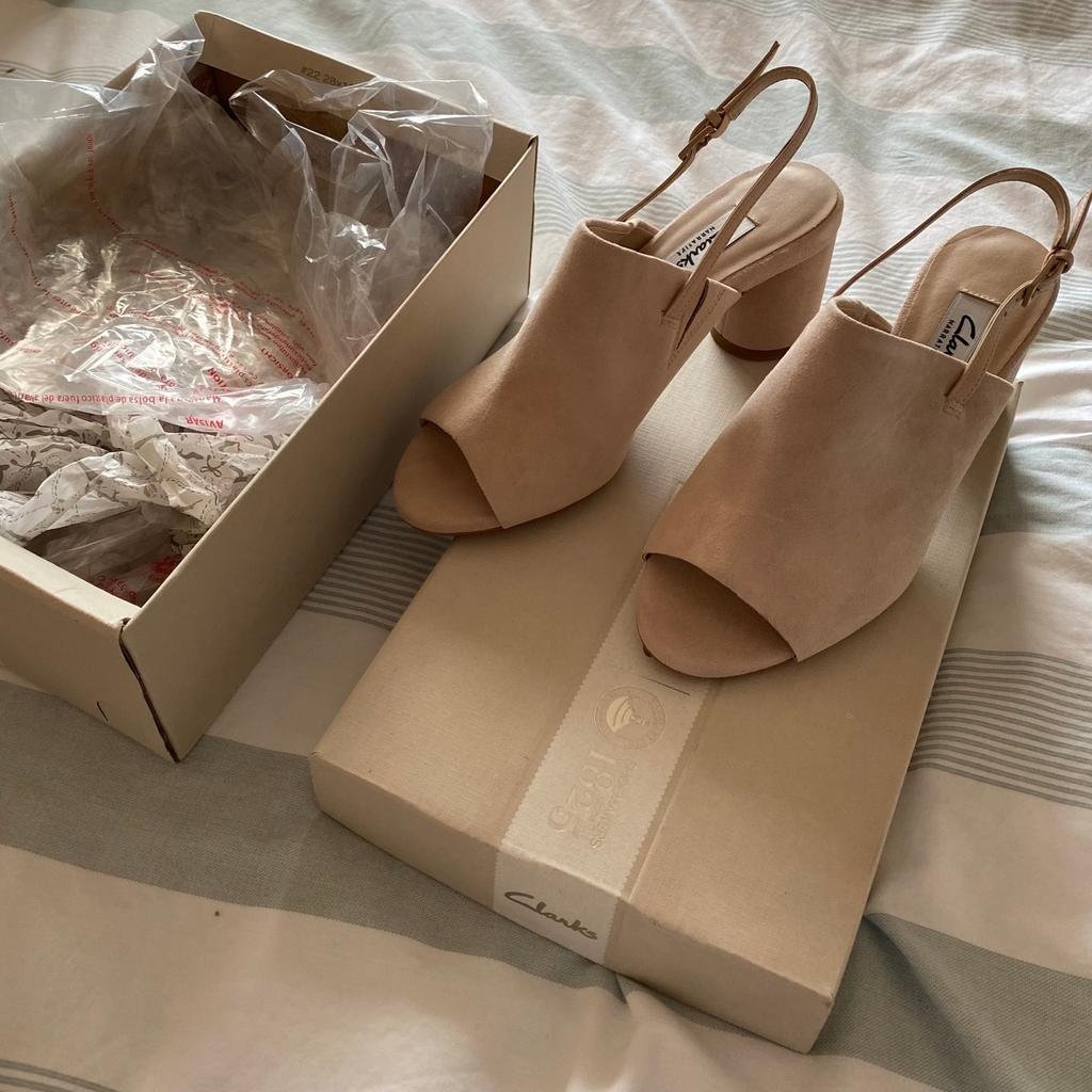 Beautiful sandals by Clarks - bought for a wedding I was then unable to attend.
Real leather suede - pink/beige
Size 3.5 D
Comes with box and original wrapping