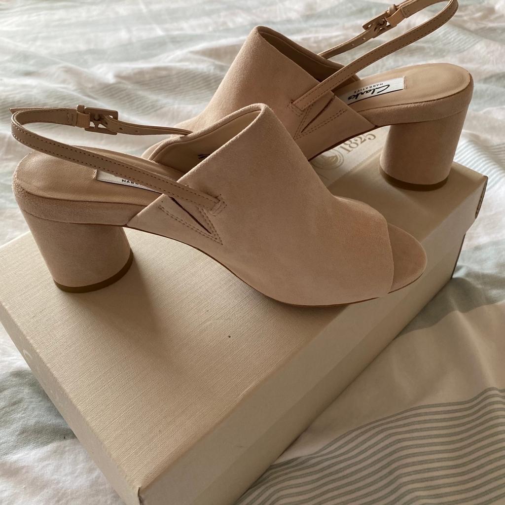 Beautiful sandals by Clarks - bought for a wedding I was then unable to attend.
Real leather suede - pink/beige
Size 3.5 D
Comes with box and original wrapping