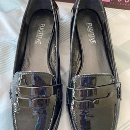 Black patent loafers
Brand new, never worn
Size 3/36
Comes with original box