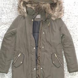 Women's Oasis Parka

Colour - Khaki

Faux Fur Hood and Collar

2 Pockets

Adjustable tab on hood

In Excellent/Like New Condition