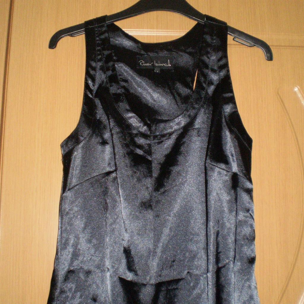 Dress”River Island”

With Pockets

 Black Colour

 Good Condition

Actual size: cm

Length: 78 cm

Length: 57 cm from armpit side

Shoulder width: 27 cm

Volume hands: 46 cm

Volume bust: 75 cm – 83 cm

Volume waist: 79 cm – 83 cm

Volume hips: 88 cm – 91 cm

Size: 8 (UK) Eur 34

97 % Polyester
 3 % Elastane

Made in Morocco