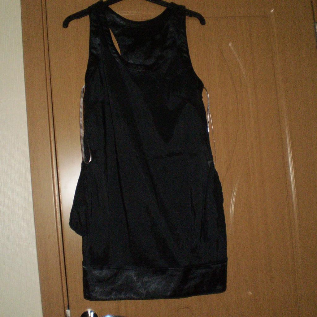Dress”River Island”

With Pockets

 Black Colour

 Good Condition

Actual size: cm

Length: 78 cm

Length: 57 cm from armpit side

Shoulder width: 27 cm

Volume hands: 46 cm

Volume bust: 75 cm – 83 cm

Volume waist: 79 cm – 83 cm

Volume hips: 88 cm – 91 cm

Size: 8 (UK) Eur 34

97 % Polyester
 3 % Elastane

Made in Morocco