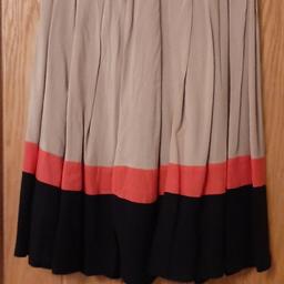 Atmosphere pleated knee length skirt.
Size 8.
Fully lined.
only worn once or twice.
From a pet and smoke-free home.