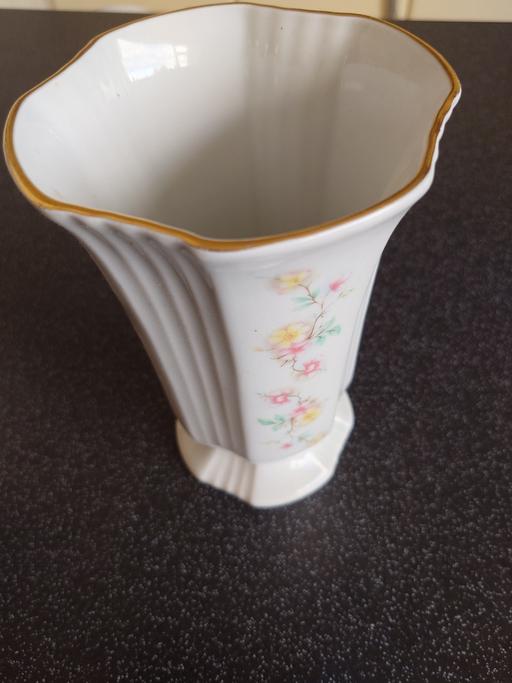 Buy & Sell Leicestershire Charnwood - Photos for Floral vase