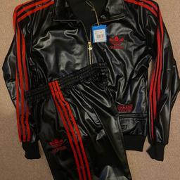 ADIDAS ORIGINALS CHILE 62 FULL TRACKSUIT

BLACK / RED 

MEDIUM

100% ORIGINAL 

BRAND NEW 
WITH TAGS 

WET SHINY LOOK FINISH SECRET POCKETS 

SMOKE AND PET FREE HOME HOME 

NO RETURNS  £150

POSTAGE £12 SPECIAL NEXT DAY DELIVERY OR COLLECTION