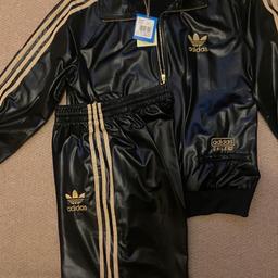 ADIDAS ORIGINALS CHILE 62 FULL TRACKSUIT

BLACK / GOLD 

MEDIUM

100% ORIGINAL 

BRAND NEW 
WITH TAGS 

WET SHINY LOOK FINISH SECRET POCKETS 

SMOKE AND PET FREE HOME HOME 

NO RETURNS  £150

POSTAGE £12 SPECIAL NEXT DAY DELIVERY OR COLLECTION
