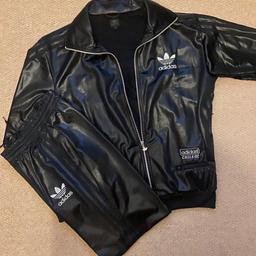 ADIDAS ORIGINALS CHILE 62 FULL TRACKSUIT

BLACK / SILVER

MEDIUM

100% ORIGINAL 

BRAND NEW WITHOUT TAG

WET SHINY LOOK FINISH SECRET POCKETS 

SMOKE AND PET FREE HOME HOME 

NO RETURNS  £150

POSTAGE £12 SPECIAL NEXT DAY DELIVERY OR COLLECTION