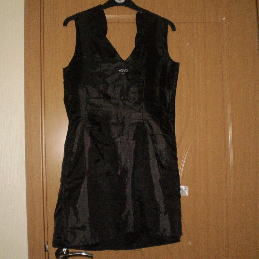 Dress”Asos.com”

Black Colour

 Good Condition

Actual size: cm

Length: 83 cm from shoulders front

Length: 82 cm from shoulders back

Length: 61 cm from armpit side

Shoulder width: 43 cm

Volume hands: 37 cm

Volume bust: 84 cm – 88 cm

Volume waist: 74 cm – 76 cm

Volume hips: 86 cm – 88 cm

Size: 10 (UK)

100 % Polyester

Made in China