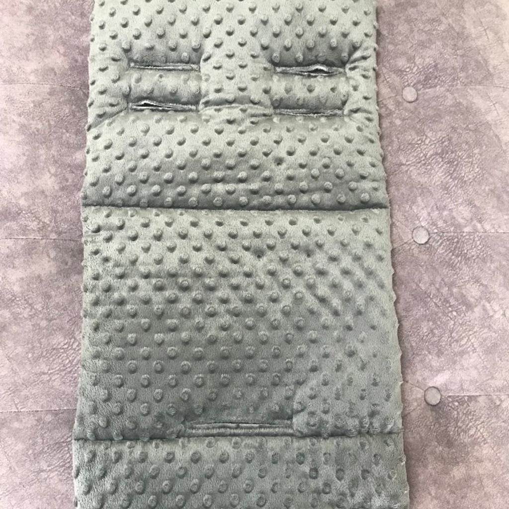 Buggy / Pushchair Liner in excellent like new condition. Only used on one occasion on the buggy.
Reversible white / grey design, was £18, will accept £9.
Lives at the grandparents home. Seldom used, hence the excellent like new condition.
Can be collected from Farsley, Leeds LS28.