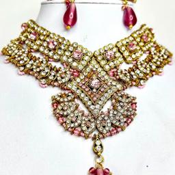 This stunning necklace set will make you turn heads at any occasion.

This Beautiful 3 piece Necklace, Earrings & Headpiece set is perfect for any Occasion. This amazing set is Gold Plated and filled with Stonework. As the Jewellery is made from Zinc this is a durable material which will not discolour or corrode.
Care Instructions: Keep away from Water, Body Lotions and Perfumes