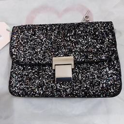 Girls shoulder bag black cloure. For any occasion.
New with tag.
