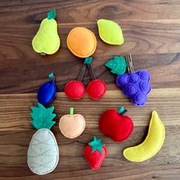 Süßes Filzobst für Kaufladen oder Kinderküche

Ideal für die ersten Imitationsspiele von Kleinkindern, ist leicht in die Hand zu nehmen.

Perfekt für Kinder, um Essen zu entdecken und in der Küche, beim Händler oder in der Essecke zu spielen.

Filz Obst Spielset beinhaltet 11 Spielzeug-Früchte:
- Apfel, Banane, Birne, Kirsche, Erdbeere, Zwetschke, Trauben, Zitrone, Orange, Ananas und Marille.

Maße: ca 5-8 cm

Zustand: neu, Handarbeit
Versand: € 3,50

Privatverkauf