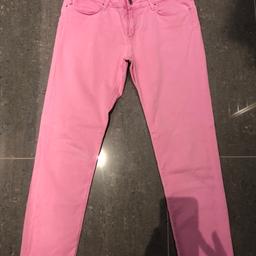 Biete eine Damen Jeanshose von Tommy Hilfiger 7/8 pink Grösse 31 Milan Slim Fit
Bundbreite ca. 40 cm 