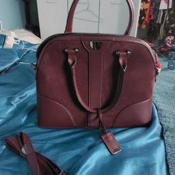 Brand New.....UNUSED.
Ladies/girls maroon handbag.
Quite big in size/medium.
Very sturdy bag.
Can be used with short or long handles.
Inside pockets.