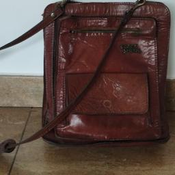 Verkaufe eine stylischen braune Echtledertasche/ Umhängetasche aus den 70er Jahre von der Marke Black Smith. Alle Reißverschlüsse funktionieren.