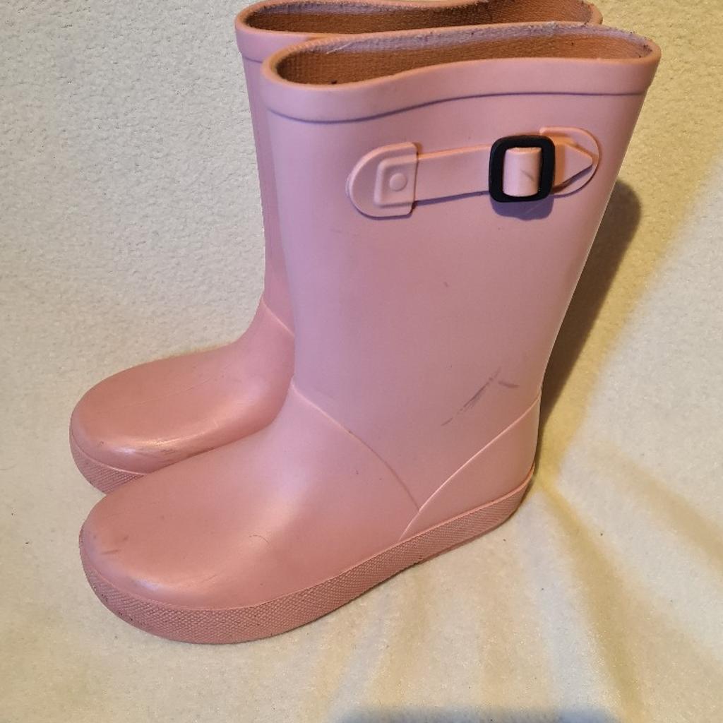 Igor girls pale pink wellies. Kids sizes uk 9.5 eur 27. VGC Cash On Collection Or Post For £4.85. See photos for condition, flaws, size and materials. I can offer try before you buy option but if viewing on an auction site viewing STRICTLY prior to end of auction.  If you bid and win it's yours. Cash on collection or post at extra cost which is £4.85 Royal Mail 2nd class. I can offer free local delivery within five miles of my postcode which is LS104NF. Listed on five other sites so it may end a