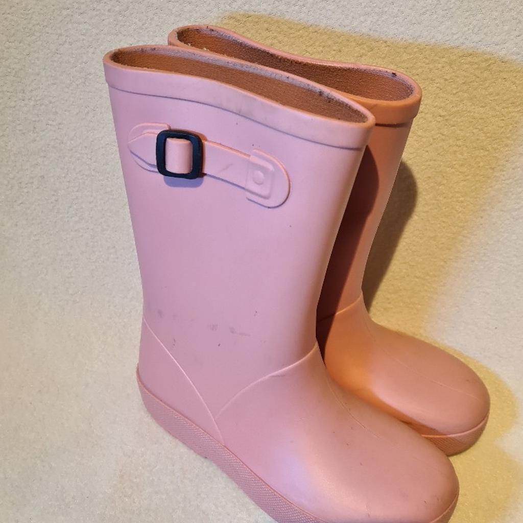 Igor girls pale pink wellies. Kids sizes uk 9.5 eur 27. VGC Cash On Collection Or Post For £4.85. See photos for condition, flaws, size and materials. I can offer try before you buy option but if viewing on an auction site viewing STRICTLY prior to end of auction.  If you bid and win it's yours. Cash on collection or post at extra cost which is £4.85 Royal Mail 2nd class. I can offer free local delivery within five miles of my postcode which is LS104NF. Listed on five other sites so it may end a