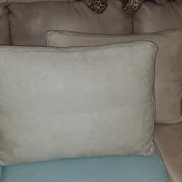 ...2 schöne große Sofa Kissen...
> auch ideal als Boden/Sitzkissen...

gebraucht - nur als Deko...
> guter bis sehr guter Zustand 
> leichte Gebrauchtspuren 
> nichts kaputt !!!
> pflegeleichter Mikrofaserbezug
> Bezug abnehmbar & waschbar
H= 46cm; B= 65cm; T= 15cm

!!! Preis pro Stück !!!

!!! Versand für +8€ möglich !!!
