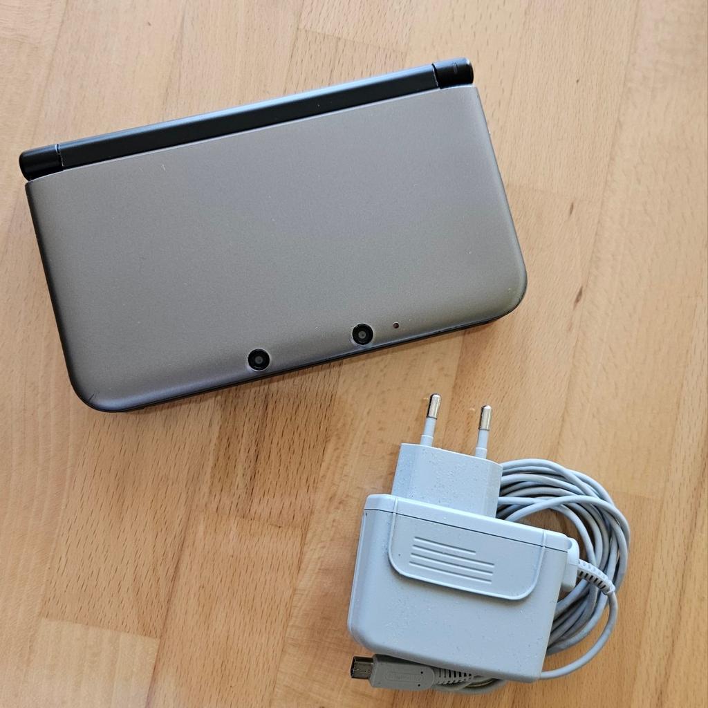 Nintendo 3Ds XL silber
Ladekabel
Schutztasche
Zusatzstifte
Spielehüllen
15 Spiele
4GB Speicherkarte
keine Kratzer/Dellen
funktioniert einwandfrei