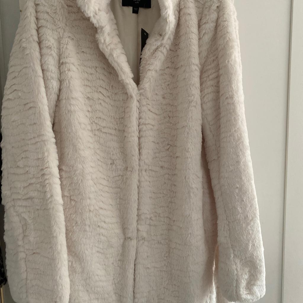 Beautiful 🤩 winter coat ideal for party season it’s cream/white