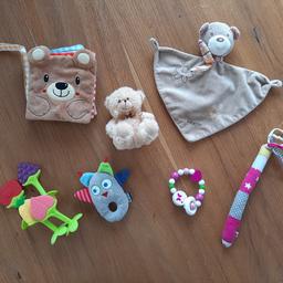 Diverses Babyspielzeug wie abgebildet um € 10.

Babybuch mit Knisterseite, kleiner Teddybär, Schmusetuch, Beißlinge, Rassel, Holzgreifling und weiche Stabpuppe.

Einzelpreise auf Anfrage!