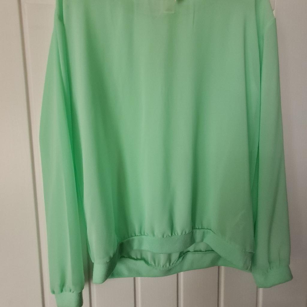 Brand new top from Forever 21.
I bought it a few years back but did not find the right occassion to wear it.
Its a mint green long sleeve top (the pics shows the colour to be slightly darker in mint green shade).
100% polyester and fully see through.
Thanks for looking.