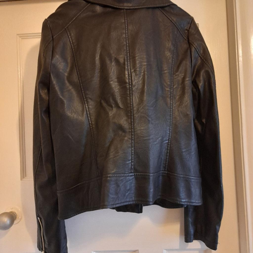 Miss Selfridges black jacket.
Removable fur collar.
Good cond.
fy3 layton or can post for extra