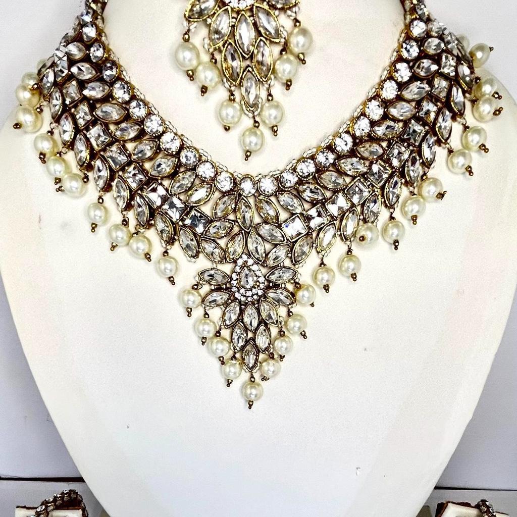 Gorgeous and elegant necklace set.