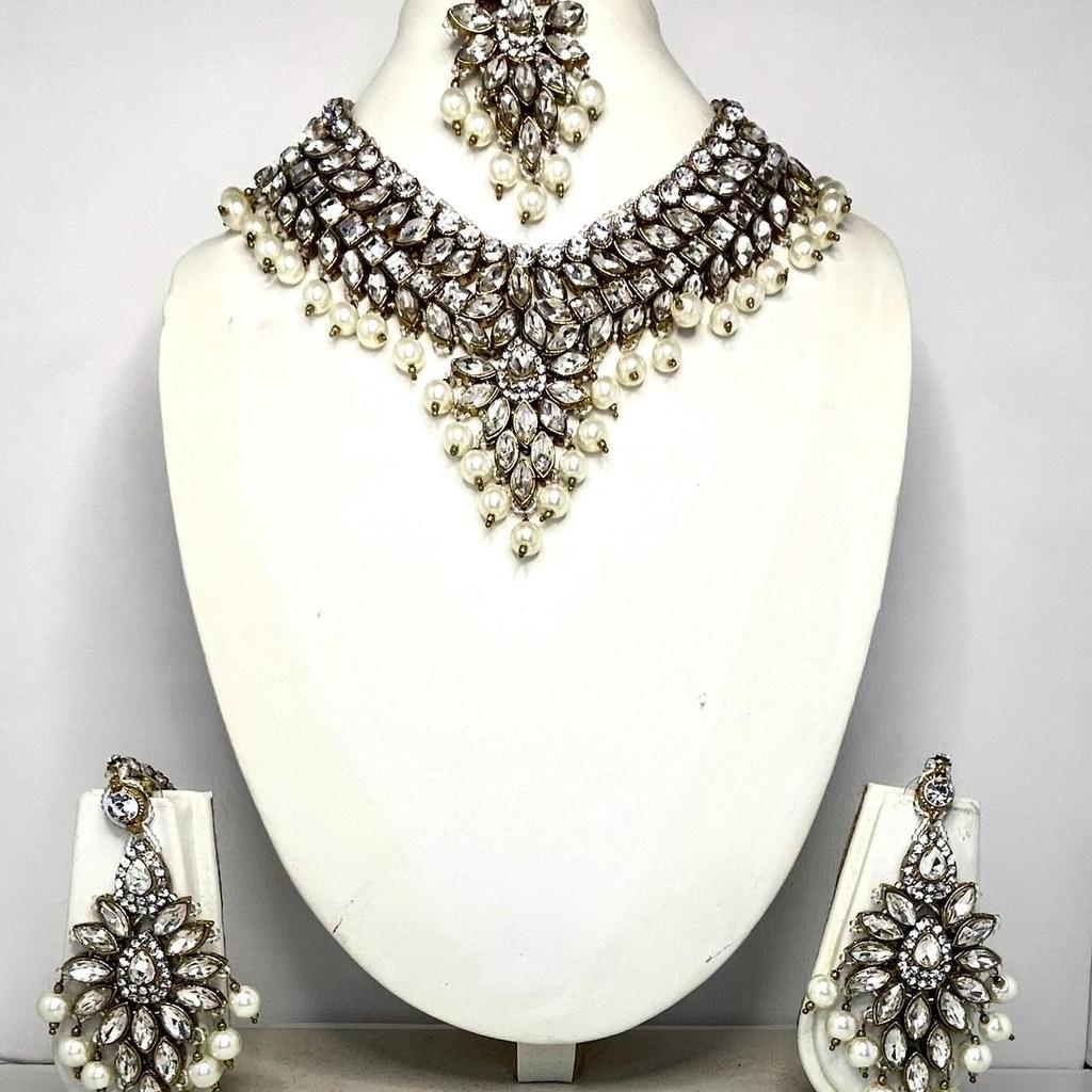 Gorgeous and elegant necklace set.