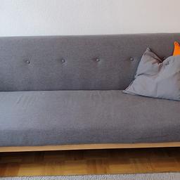 Couch/Sofa in grau. Sehr guter Zustand. Etwa 3/1,5 - 4 Jahre alt. Länge ca. 207cm, Tiefe/Höhe ca. 78cm.
NUR ABHOLUNG.