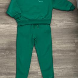 Girls tracksuit from Next.

Size 5 years 

In excellent condition 

Comes from pet and smoke free home