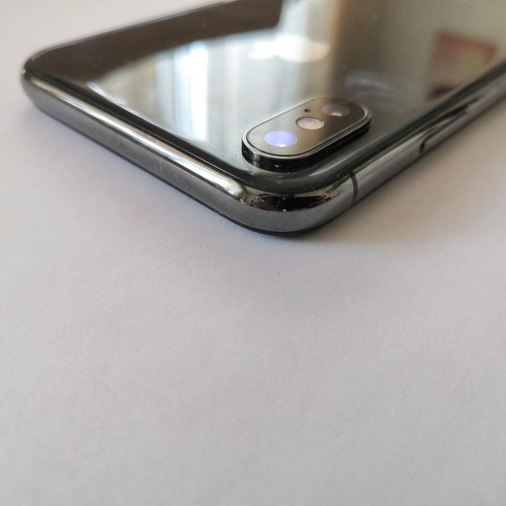 Apple iPhone X (iPhone 10) mit 64 GB Speicherplatz
offen für alle Netze - entsperrt
85 % Akkukapazität
Am Rahmen sind leichte Gebrauchsspuren vorhanden
Kamera (Frontkamera und Hauptkamera funktionieren)
FaceID macht nach Neustart Probleme
Display wurde ausgetauscht (Original Display laut Handyshop)
Höhe: 138,3 mm
Breite: 67,1 mm
Tiefe: 7,1 mm
Gewicht: 138 g
Nano-SIM
Betriebssystem: iOS 12
Retina HD Display
4,7" Widescreen LCD Multi-Touch Display (11,94 cm Diagonale) mit IPS Technologie
1334 x 750 Pixel bei 326 ppi
IP67 klassifiziert (bis zu 30 Minuten und in einer Tiefe von bis zu 1 Meter)
12 Megapixel Kamera
ƒ/1.8 Blende
Bis zu 5x digitaler

 Der Verkauf erfolgt unter Ausschluss jeglicher Gewährleistung. Der Ausschluss gilt nicht für Schadenersatzansprüche aus grob fahrlässiger bzw. vorsätzlicher Verletzung von Pflichten des Verkäufers sowie für jede Verletzung von Leben, Körper und Gesundheit. Keine Garantie, keine Rücknahme, keine Rückabwicklung, keine Rückgabe. Gekauft wie gesehen
