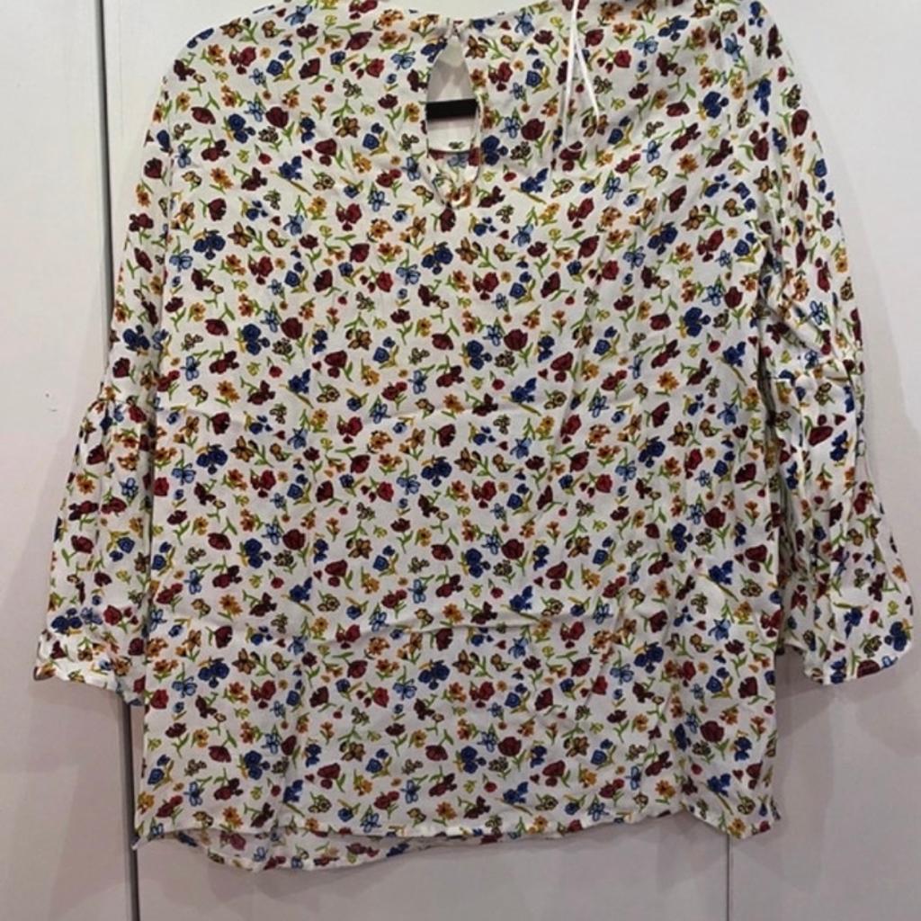 Zara Medium Flowery Flute Sleeve Blouse.

I would say it’s a size 10 or small 12.

Never worn - tags have now fell off