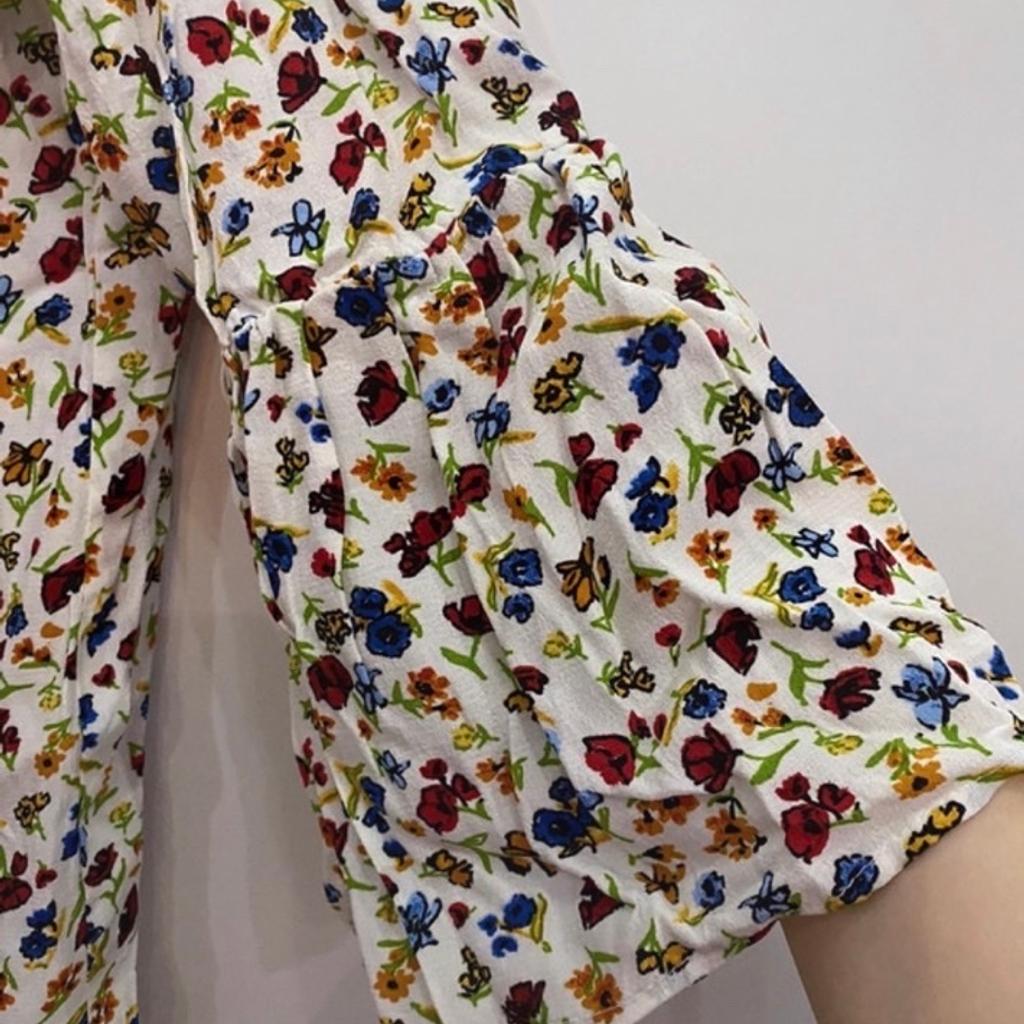 Zara Medium Flowery Flute Sleeve Blouse.

I would say it’s a size 10 or small 12.

Never worn - tags have now fell off