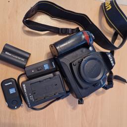 Nikon Spiegelreflexkamera D70s Body inkl. Ladegerät und Fernauslöser
ACHTUNG: Griffe sind klebrig