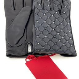 VALENTINO Garavani
ROCK-STUD SPIKE LEATHER GLOVES

Valentino Garavani's Rockstud Spike leather gloves in black are brand new with labels and lined with cashmere.
Size 7
Original Retail Price: 593€