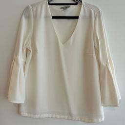 Weiße Bluse mit Trompetenärmeln und V-Ausschnitt von H&M in der Größe 42.
Leider nie getragen.
Der Preis versteht sich zuzüglich Versandkosten.